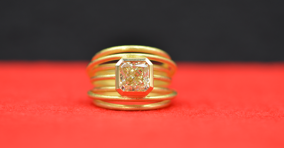 Golden ring with fabulous 3.2 carats diamond